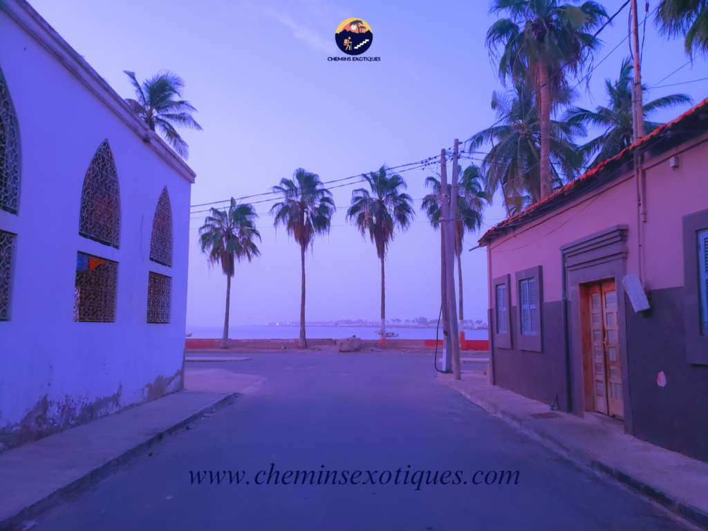 Rue colorée de Saint-Louis du Sénégal 