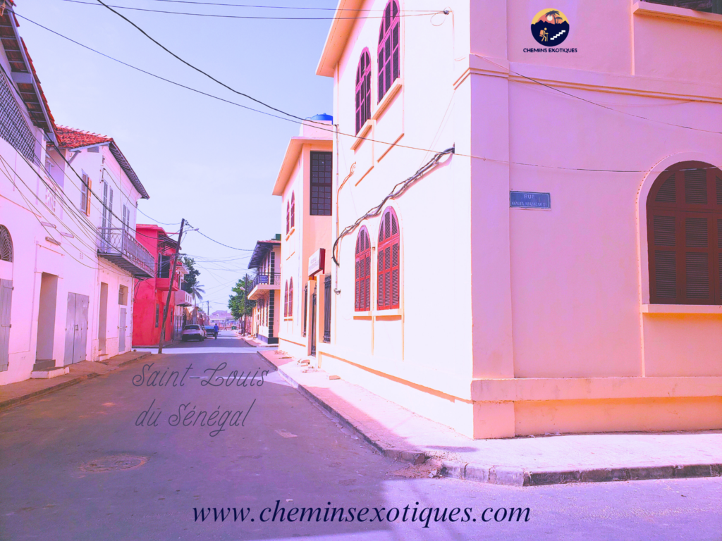 Rue colorée de Saint-Louis du Sénégal 
